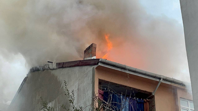 Bayrampaşa'da çatı yangını